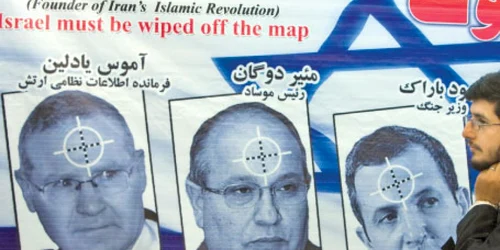 Generalul Amos Yadlin,  Meir Dagan, şeful Mossad (centru), şi Ehud Barak,  ministru al Apărării (dreapta)