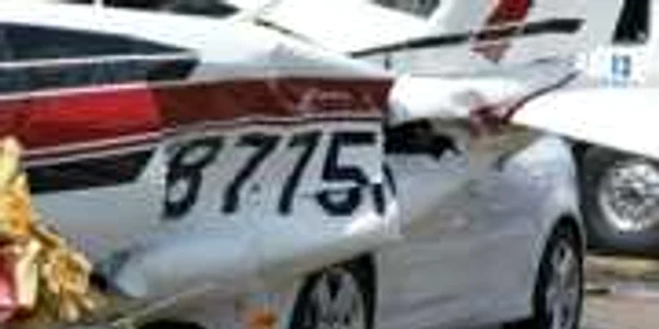 California: Un avion a aterizat de urgenţă, lovind trei autoturisme