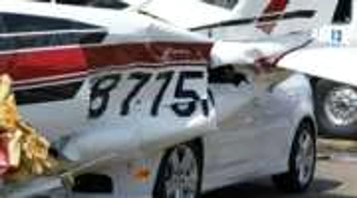 California: Un avion a aterizat de urgenţă, lovind trei autoturisme