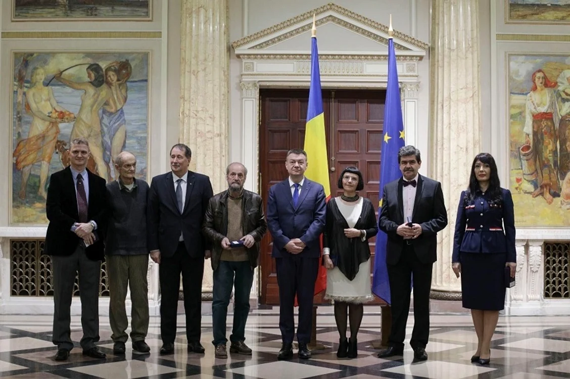 
    Printre cei decoraţi de Klaus Iohannis s-a numărat şi scriitorul Radu Paraschivescu Foto: Octav Ganea/Inquam Photos  
