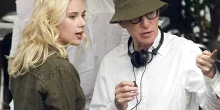 Woody Allen, alături de Scarlett Johannson, în timpul filmărilor la ”Vicky Cristina Barcelona”