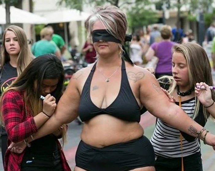 Amy şi-a luat inima în dinţi şi s-a dezbrăcat într-o piaţă aglomeratăFoto: Instagram