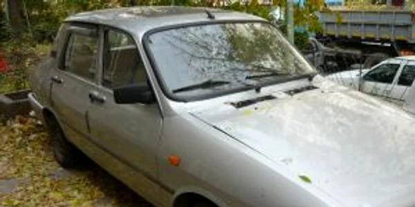 Fura benzina din maşinile parcate la vedere
