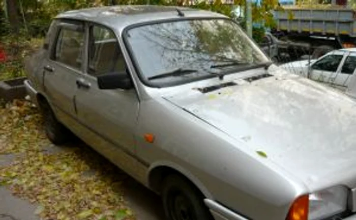 Fura benzina din maşinile parcate la vedere
