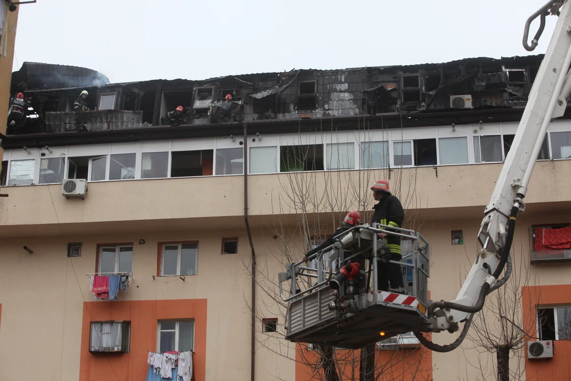Flăcările au izbucnit la mansarda blocului