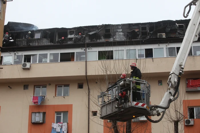 
    Flăcările au izbucnit la mansarda blocului  