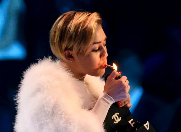 Miley Cyrus şi-a aprins ţigara chiar pe scenă FOTOGRAFII Reuters