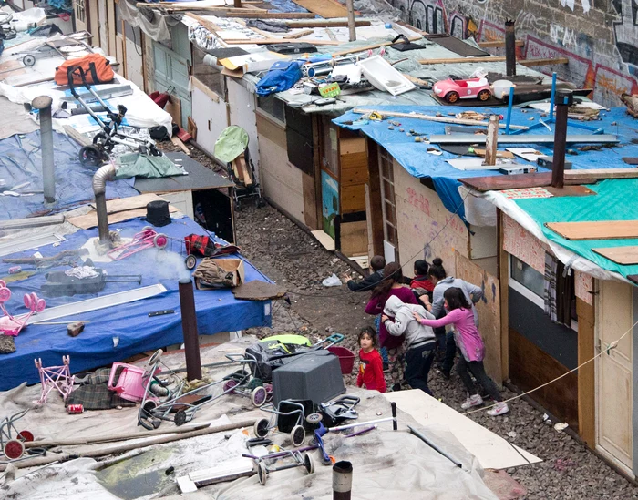 Copiii profită de vremea caldă și se joacă pe lângă locuințele improvizate