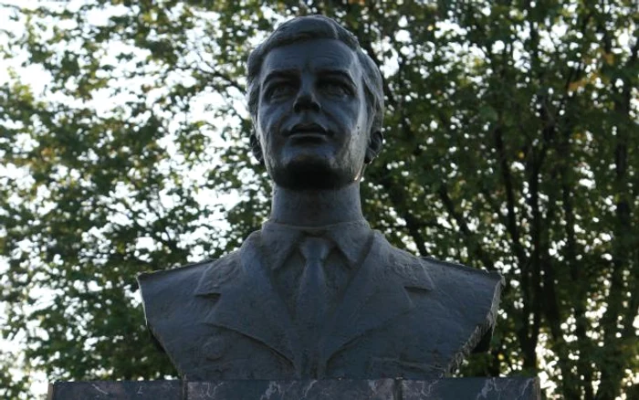 La un an după tragicul incident i-a fost ridicată o statuie în curtea Detaşamentului „Mihai Vodă“