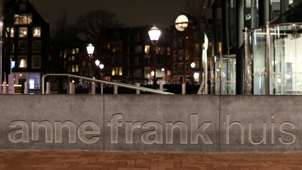 Ce pedeapsă a primit bărbatul care a proiectat un mesaj antisemit pe Muzeul Anne Frank din Amsterdam