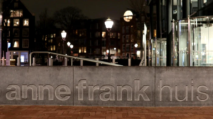 Mesajul proiectat pe Muzeul Anne Frank, Amsterdam FOTO Twitter 