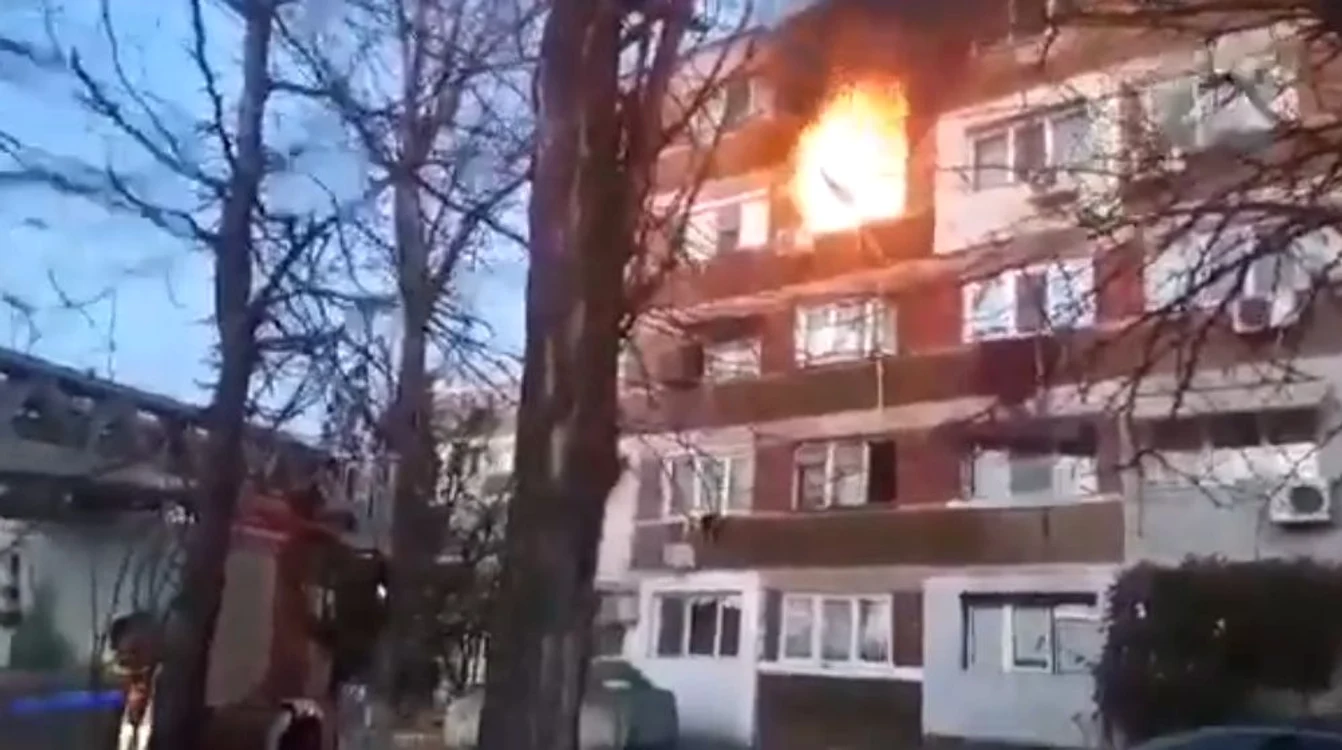 
    Incendiu puternic la Galați. 100 de persoane au fost evacuateFoto: captură video  