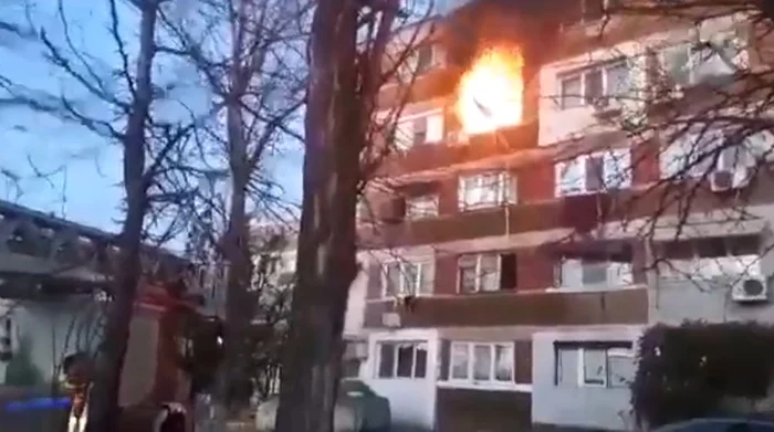 Incendiu puternic la Galați. 100 de persoane au fost evacuateFoto: captură video