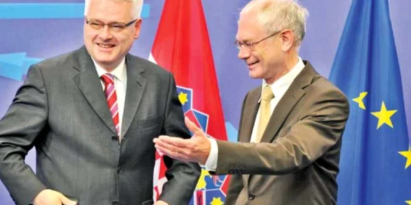 Preşedintele croat  Ivo Josipovic (stânga) şi preşedintele  Consiliului European, Herman van Rompuy  