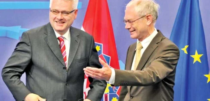 Preşedintele croat  Ivo Josipovic (stânga) şi preşedintele  Consiliului European, Herman van Rompuy  