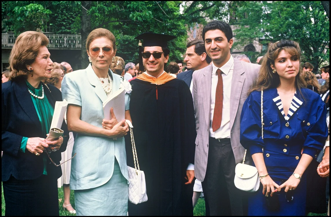 Împărăteasa Farah alături de Leila, foto dreapta, și cei doi frați ai acesteia, Ali și Reza