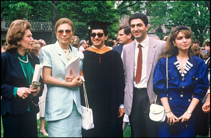 Împărăteasa Farah alături de Leila, foto dreapta, și cei doi frați ai acesteia, Ali și Reza