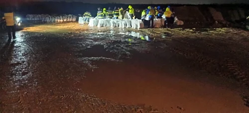 Viitură pe râul Putna. Diguri mobile și de saci de nisip pentru salvarea localității Mircești FOTO Apele Române