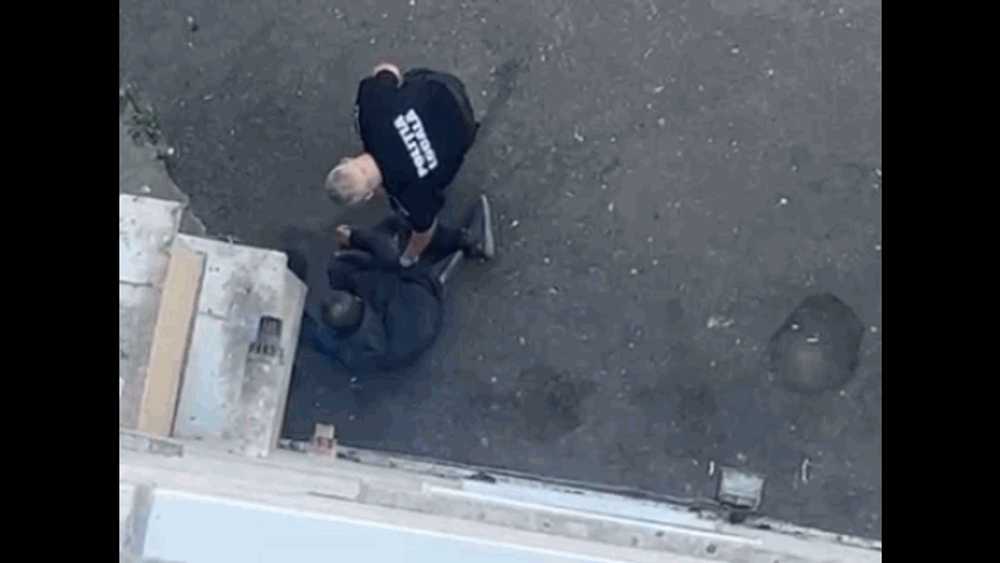 Imagini controversate de la o intervenție a Poliției Locale din Cluj-Napoca. Un om al străzii, târât pe asfalt și împins cu piciorul
