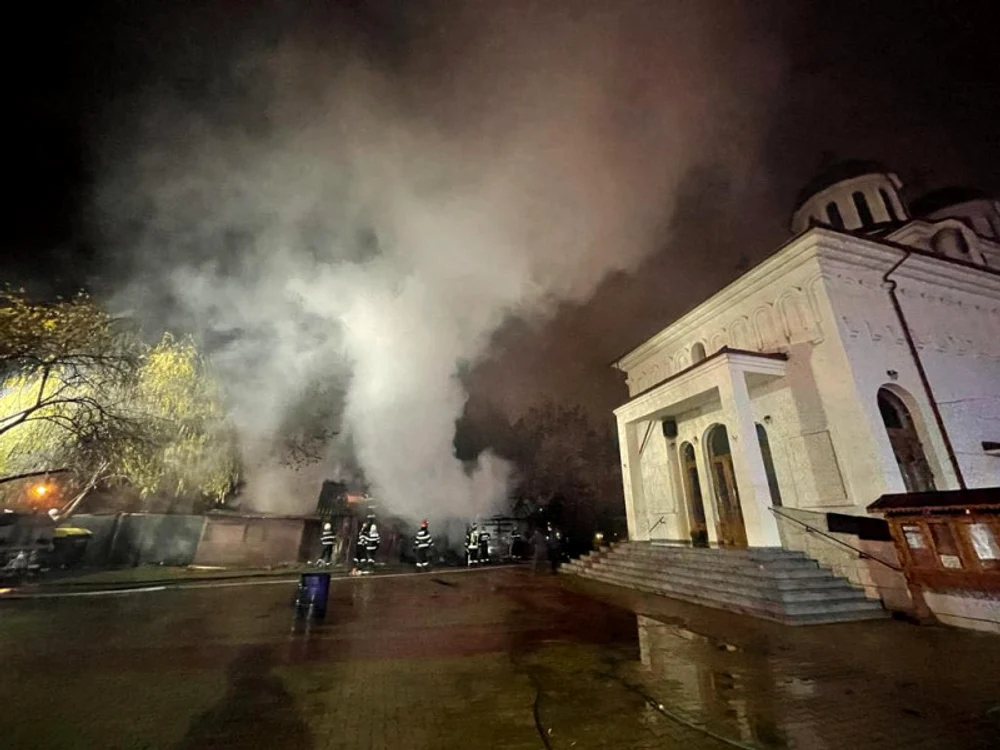 
    Incendiu la o anexă a un ei biserici din sectorul 2 al CapitaleiFoto: ISU  