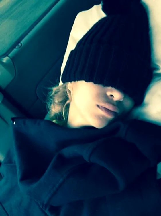 Lora doarme deseori îmbrăcată până în dinţi, în maşină