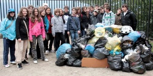 Elevii au adunat un morman de gunoaie în jumătate de oră