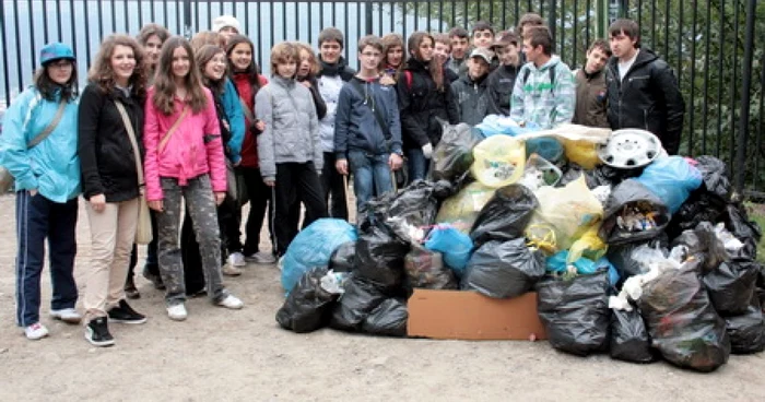 Elevii au adunat un morman de gunoaie în jumătate de oră