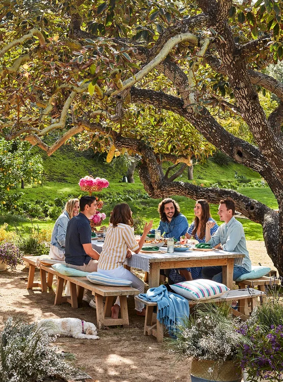 Decor exterior: masa de Paște și 1 Mai, valabil în tot sezonul cald Foto Better Homes & Gardens jpg