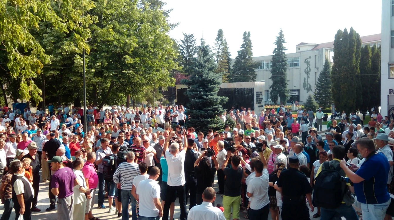 Sute de vasluieni aşteaptă cu sufletul la gură condamnarea celor 7 violatori FOTO Simona Voicu