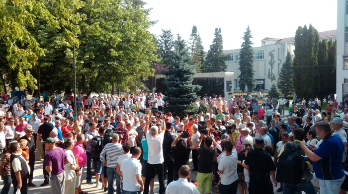 Sute de vasluieni aşteaptă cu sufletul la gură condamnarea celor 7 violatori FOTO Simona Voicu