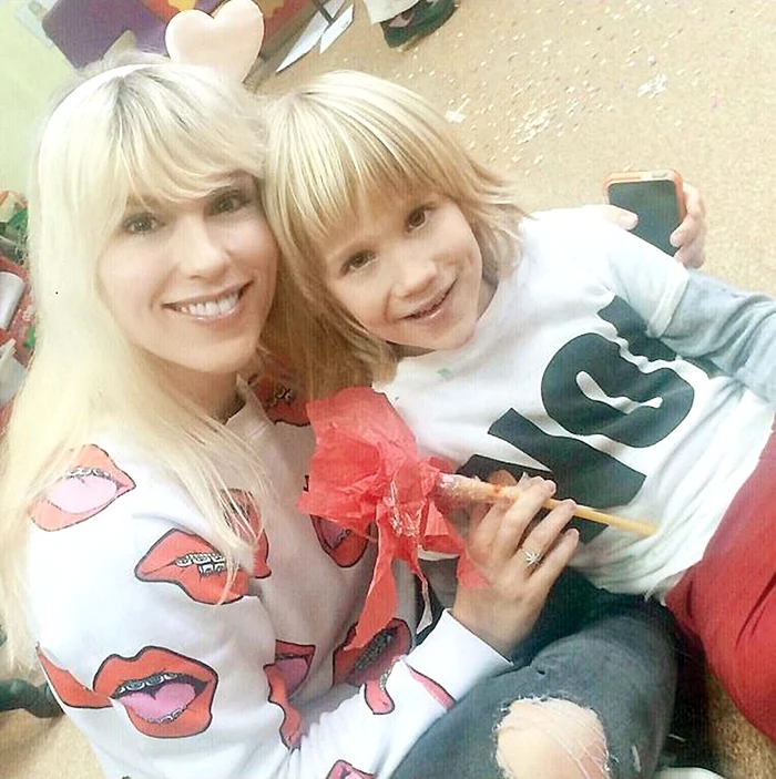 Andreea Bănică are poza fiicei pe husa telefonului
