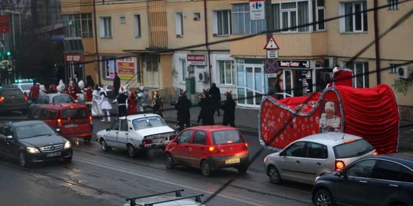 Moş Crăciun şi crăciuniţele organizează o paradă pe străzile Iaşiului