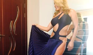 Dansatoarea a făcut furori cu rochia ei sexy jpeg