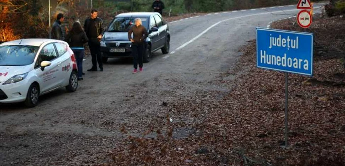 Şoseaua se încheie la limita dintre judeţele Hunedoara şi Caraş - Severin. FOTO: Daniel Guţă.