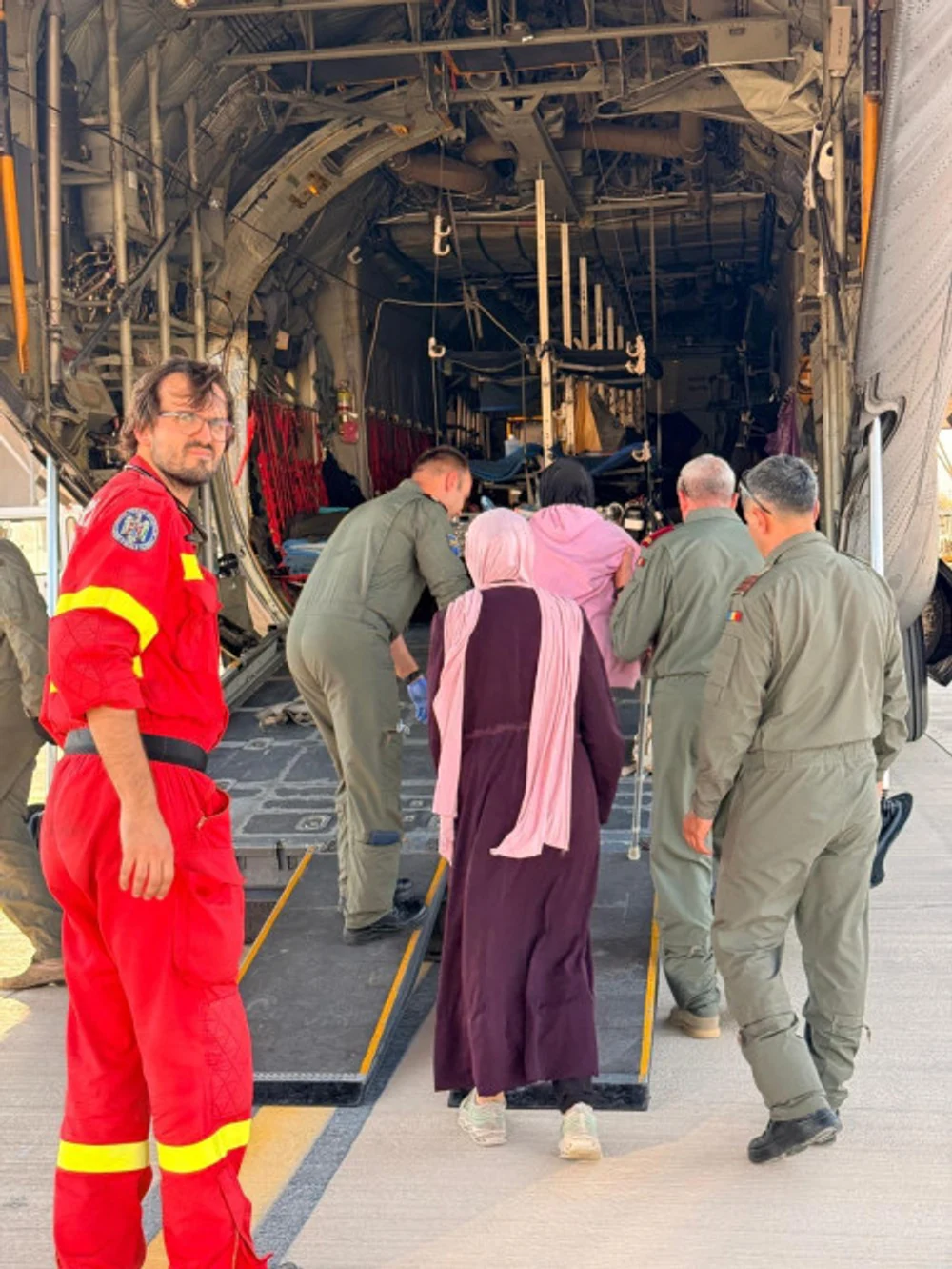 Forțele Aeriene Române au evacuat din Israel zece copii palestinieni răniți și 28 de aparținători