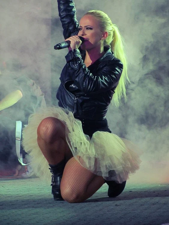 Anda Adam este iubită de mii de fani, din toate oraşele ţării