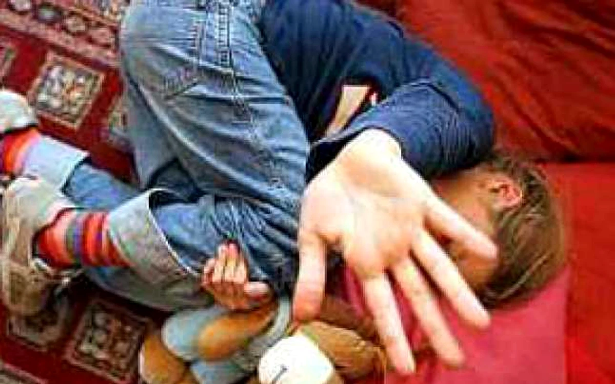 Un român a încercat sa violeze o minoră de 7 ani
