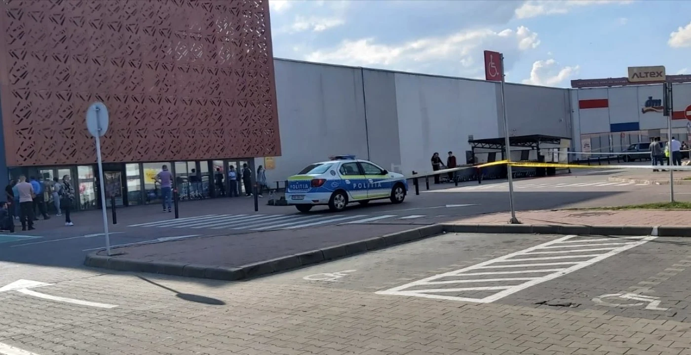 Altercaţie în parcarea mall-ului din Şelimbăr între mai bine de 20 de persoane în urma căreia un copil de 12 ani a fost înjunghiat Foto Sibiulindependent ro
