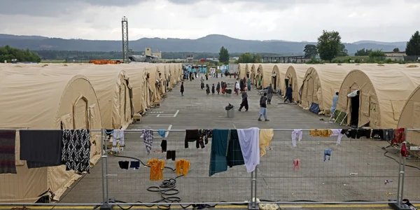 Afganii adăpostiţi la baza Ramstein din Germania trebuiau să staţioneze doar 10 zile FOTO EPA-EFE