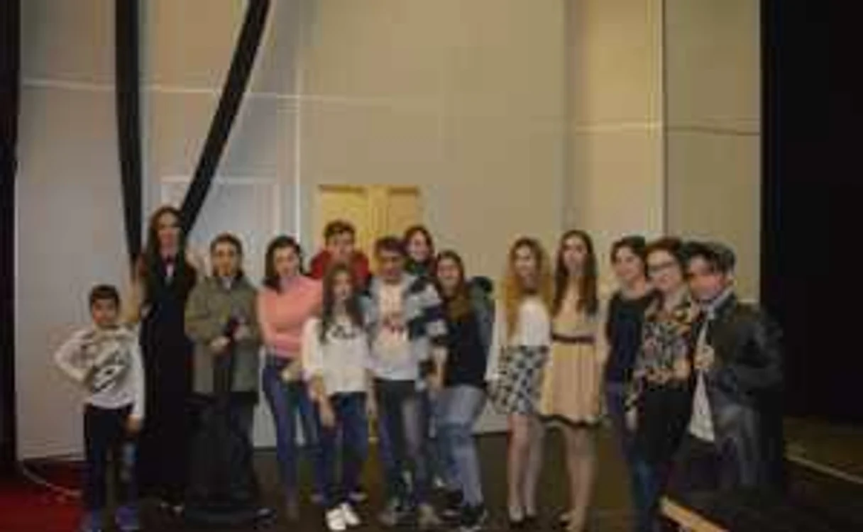 Elevii care dau speranţă, după ultimul spectacol caritabil, organizat pentru un copil de 9 ani, care va fi operat la inimă FOTO: Alina Mitran