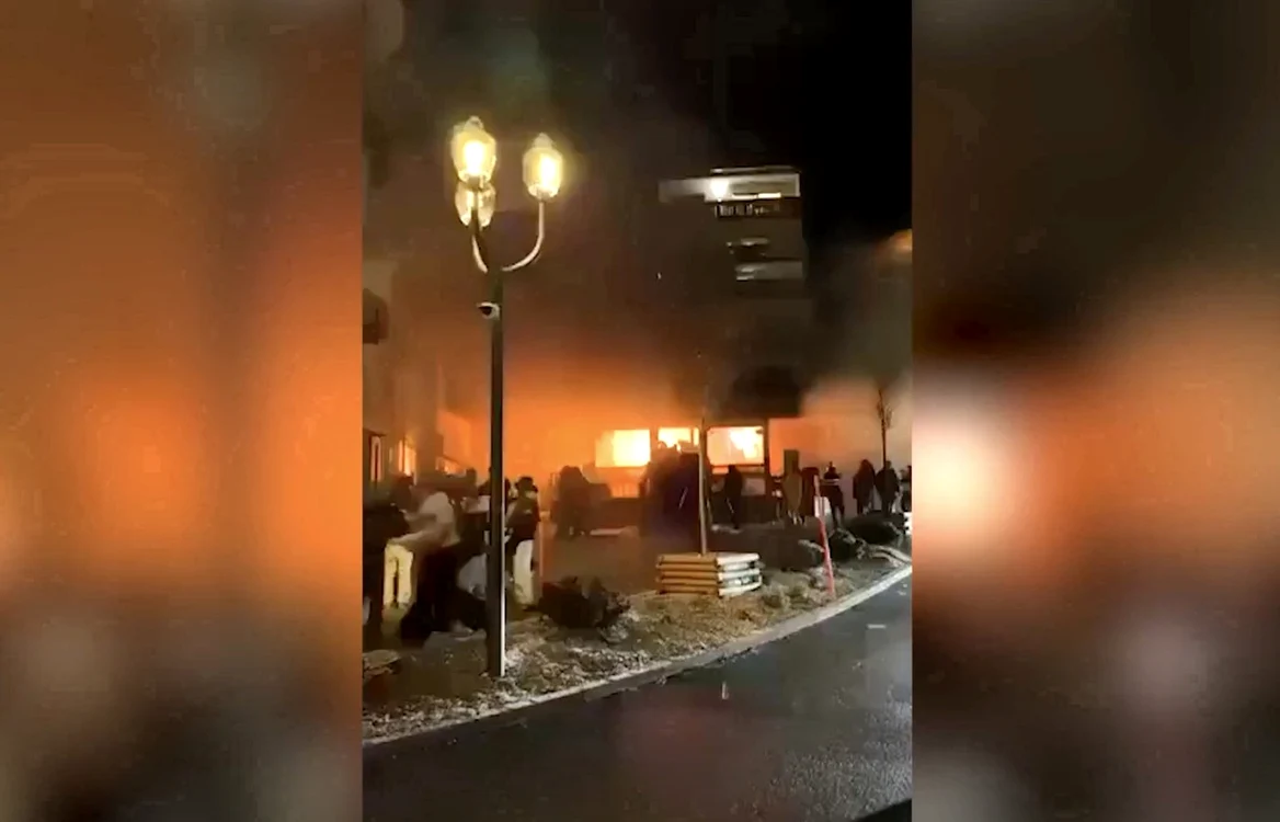 Bilanțul tragediei din barul Le Constellation a ajuns la 41 de persoane decedate. FOTO: Profimedia
