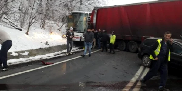 Accident pe Valea Oltului la Tălmaciu - Sibiu - DN7 în care sunt implicate un autocar un TIR şi un turism Foto DRDP Braşov