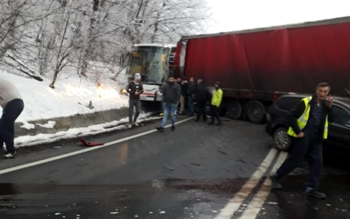 Accident pe Valea Oltului la Tălmaciu - Vâlcea Foto DRDP Braşov