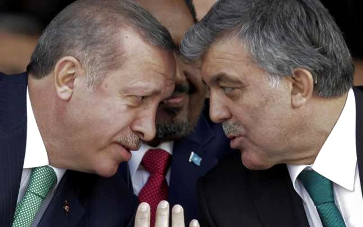 Premierul Recep Erdogan (stânga) ar putea schimba funcţia cu preşedintele Abdullah Gul (dreapta)