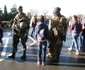 Miltarii în costume de camuflaj au atras atenţia copiilor