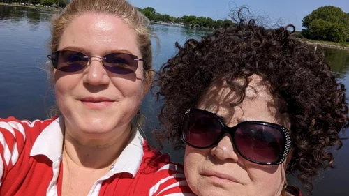 Saveta și fiica ei, Cătălina, asistentă medicală în America 