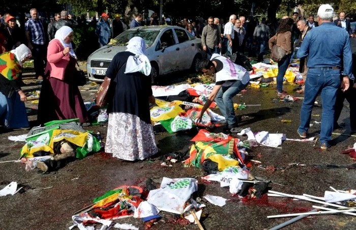 Cel puţin 97 de oameni au murit în dublul atentat comis sâmbătă în cursul unui protest care se desfăşura la Ankara FOTO AFP