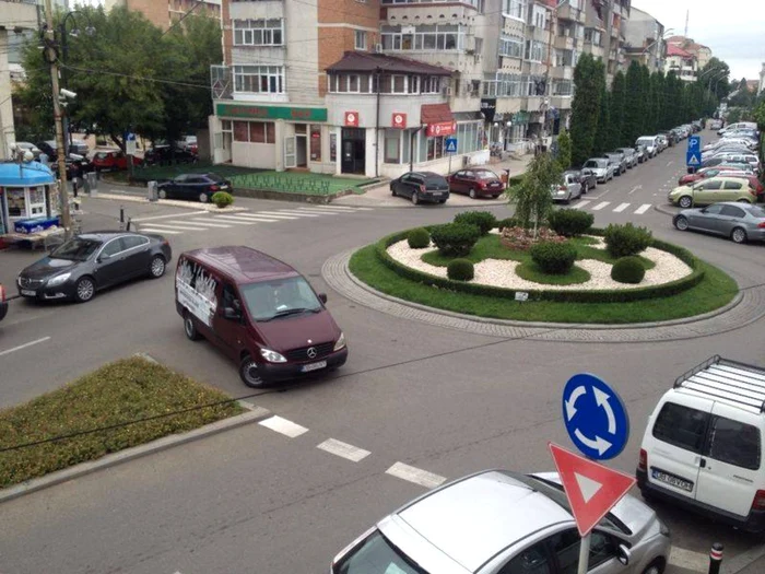 Maşina Universităţii Valahia, parcată în sensul giratoriu