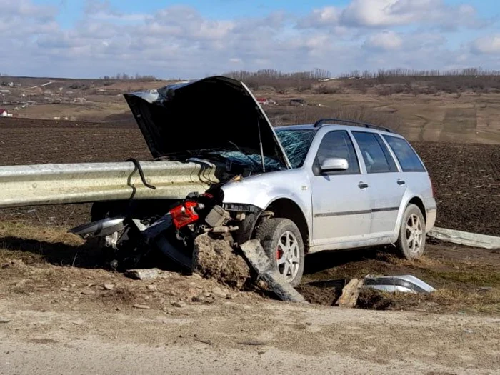 Parapetul a intrat efectiv prin maşină FOTO botosaninews.ro