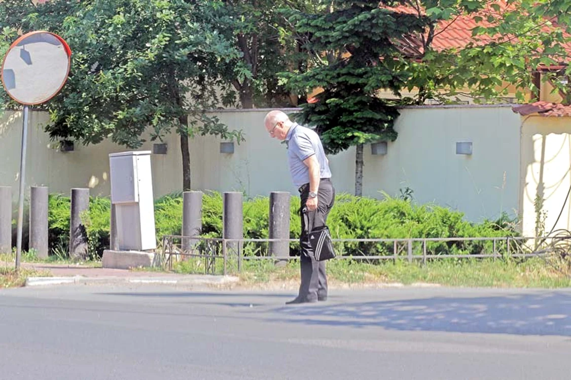 Octavian Belu  scuipă pe stradă